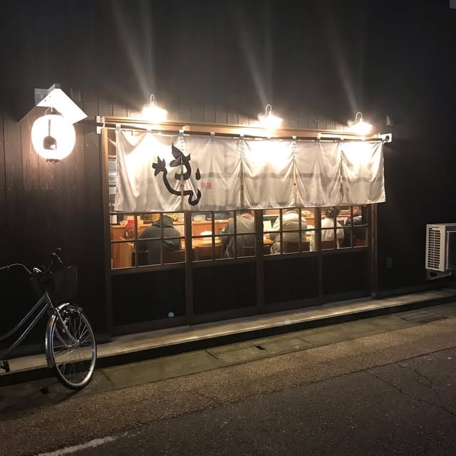 のれんとちょうちんが灯る華蓮の外観